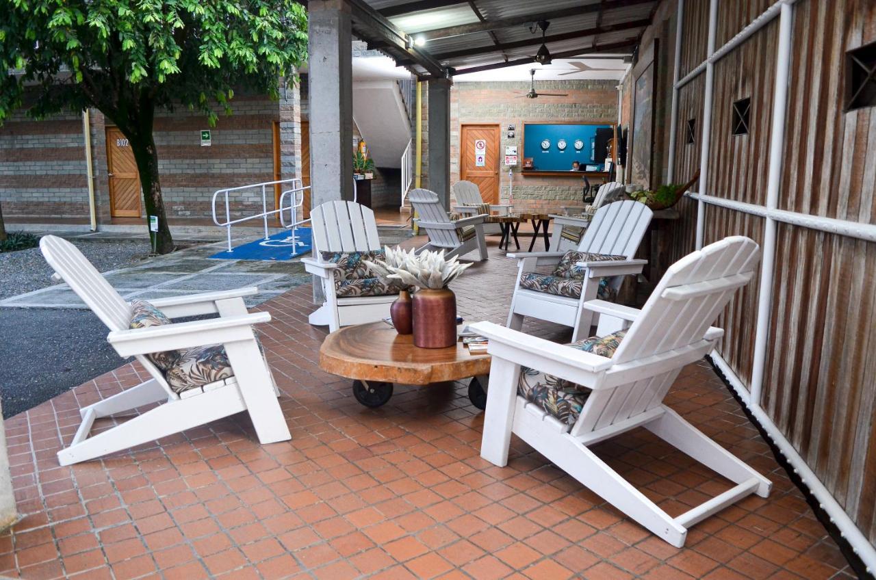 Hosteria Horizontes Caucasia Buitenkant foto