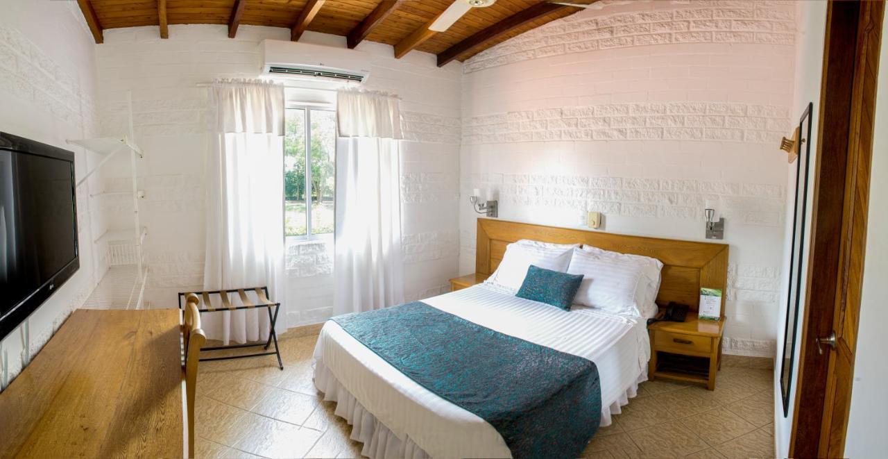 Hosteria Horizontes Caucasia Buitenkant foto